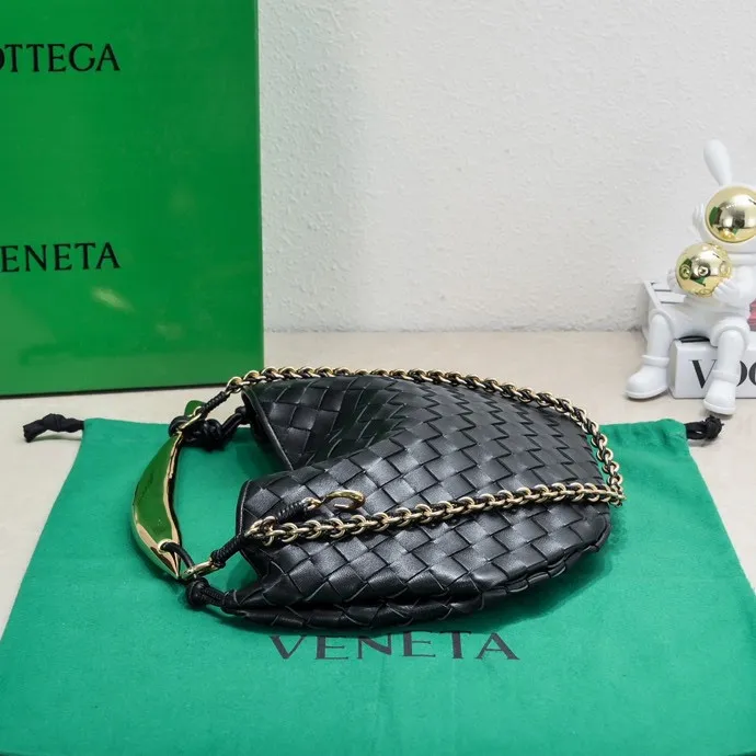 Batch 1860 Bv2024 early spring new product ⛓️Chain SARDINE 💙 Upgraded chain shoulder strap ⛓️ Chic and high-end, showing the fashion taste of urban women! Metal handles and classic weaving are combined together to perfectly integrate art and elegance. Through exquisite craftsmanship, new sardine-shaped handles are cast, and the brass material is the finishing touch. Each handle has a unique light-floating effect. The top-grade sheepskin material is woven to create a half-moon-shaped bag body, which has a fleshy touch and satisfies the preferences of those who pay attention to details. It is the most outstanding fashionable item for any occasion! 💕 Size: 33x20x4, Model: 6768#